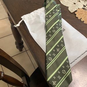 Man tie green